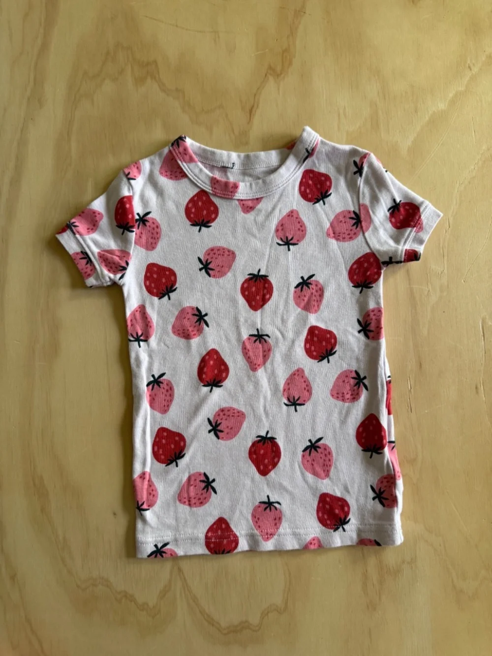 Gap strawberry print shortie pajamas • size 4 little kid • organic cotton